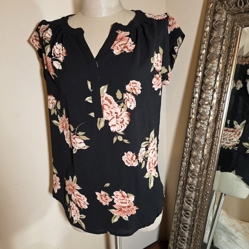 41 Hawthorn Black Cap Sleeve Blouse w/ Pink Floral Pattern.  Sz Small